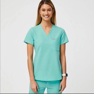 AQUA NWT Aqua Catarina Single Pocket Scrub Top XL